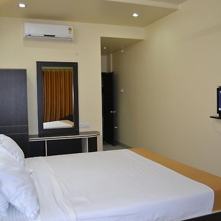 Hotel Embassy International Lātūr Εξωτερικό φωτογραφία