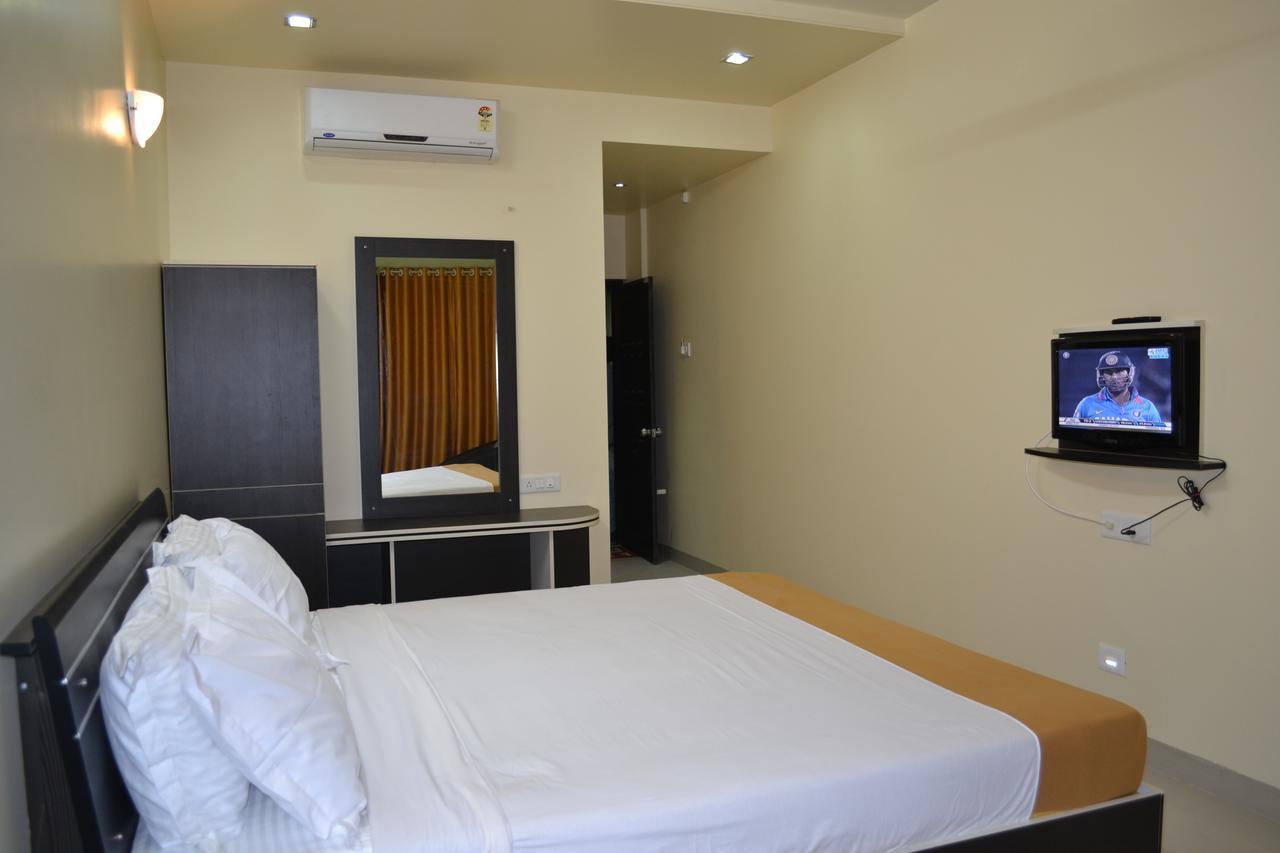 Hotel Embassy International Lātūr Εξωτερικό φωτογραφία