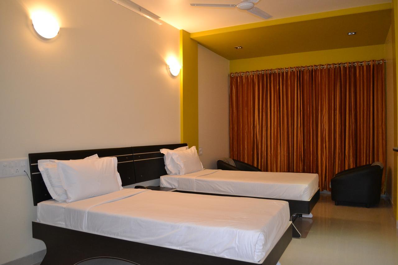 Hotel Embassy International Lātūr Εξωτερικό φωτογραφία